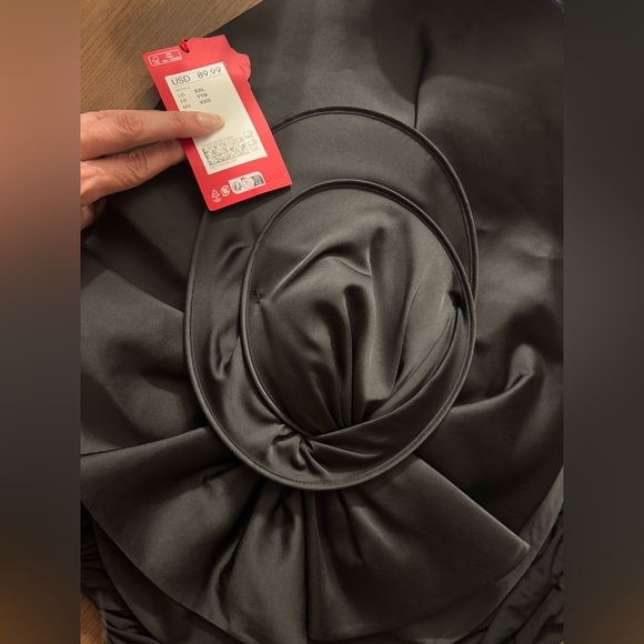 MAGDA BUTRYM H&M
GATHERED TOP WITH ROSE APPLIQUÉ - Picture 9 of 9